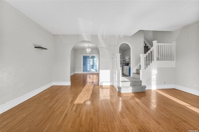 Building Photo - 89-81 Vanderveer St