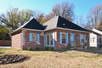 Building Photo - 830 E Sunshine St