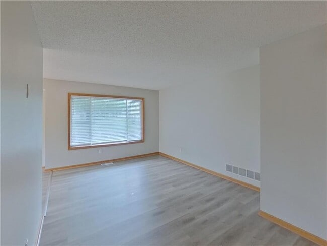 Building Photo - 452 Orchard Pkwy W