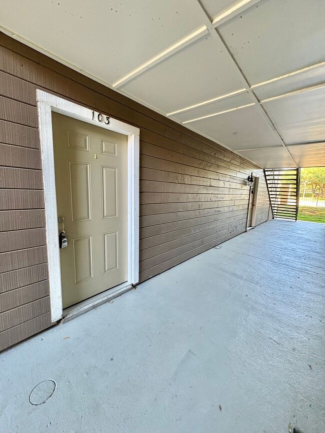 Building Photo - Charming 1 Bed, 1 Bath Condo in Gated Comm...