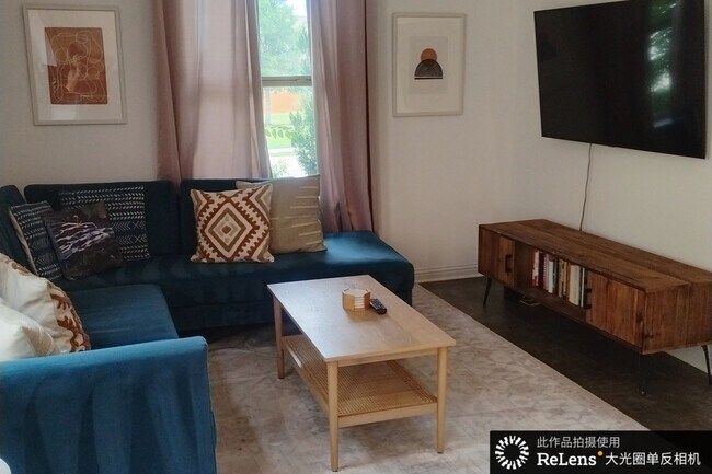 Foto del edificio - Room in Townhome on Norah Dr