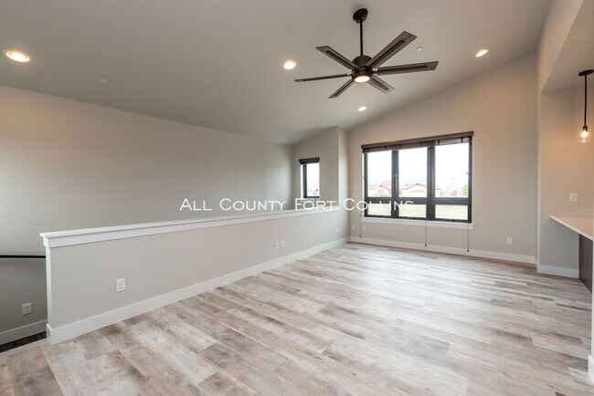 Building Photo - Luxury Townhome North of Old Town