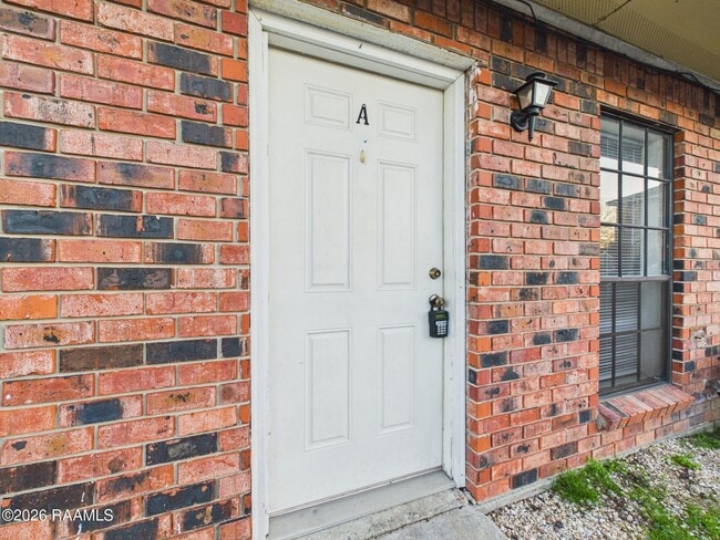 Building Photo - 103 Country Ln