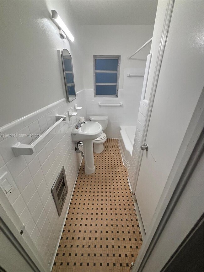 Foto del edificio - 624 NE 7th Ave