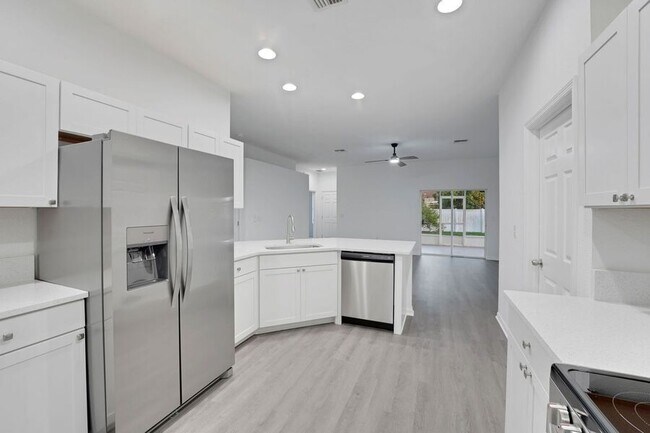 Foto del edificio - 327 Cloverdale Rd