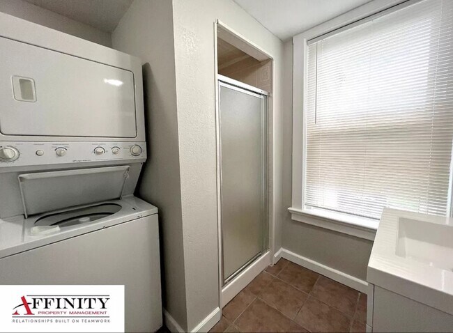 Laundry/Bathroom - 2512 E 11th St