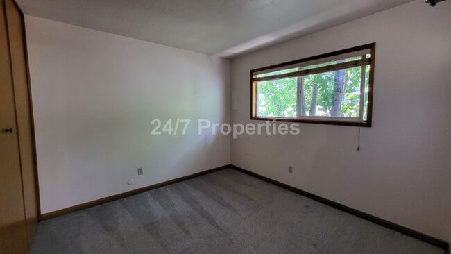Building Photo - Beautiful 1 BD | 1 BA Apartment with a View - Near OHSU Campus!