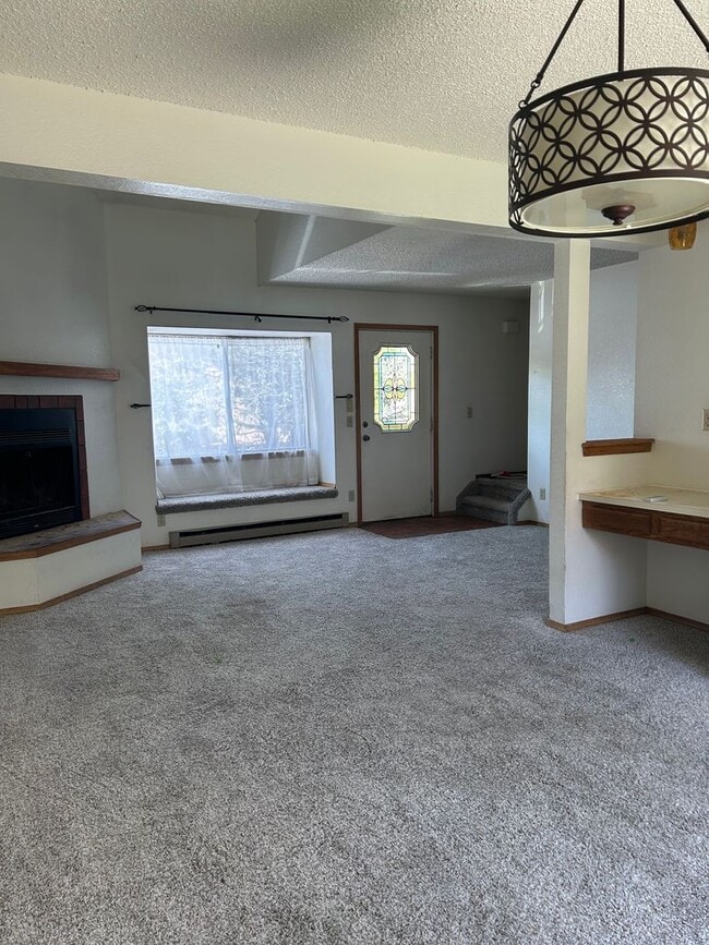 Building Photo - 2 bedroom with Wood Burning Fireplace In V...