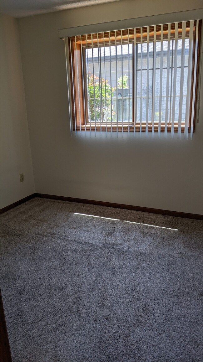 324 W 12th St Unit 2, Kearney, NE 68845 Apartments in Kearney, NE