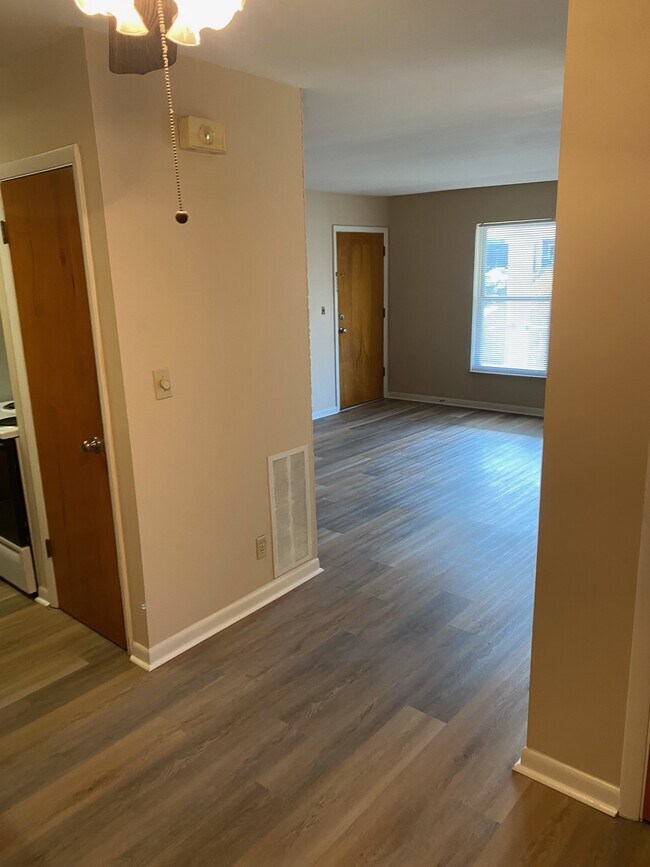 Building Photo - 2731 Brownsboro Rd