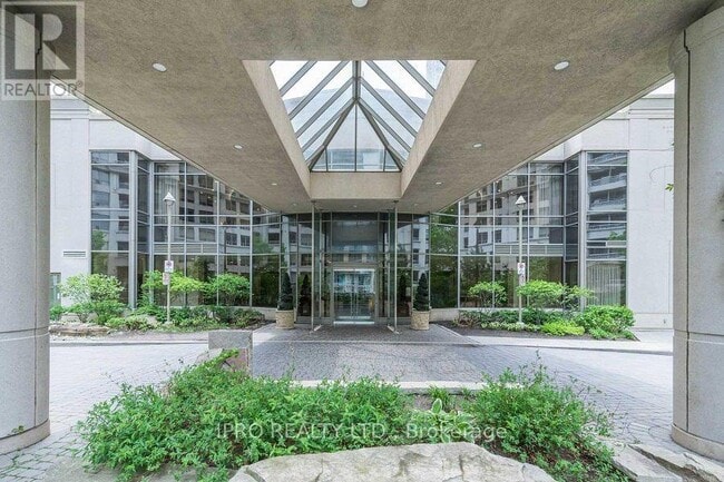 Photo du bâtiment - 3888-3888 Duke of York Blvd