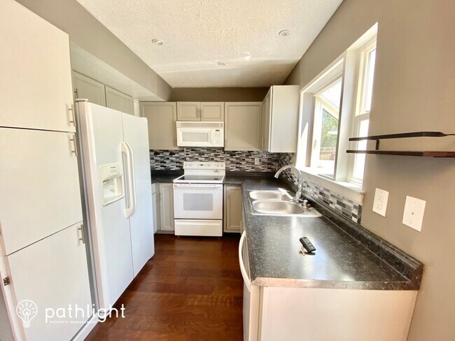 Building Photo - 575 Lindstrom Dr