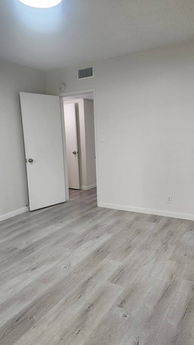 Building Photo - 312 E Dryden St