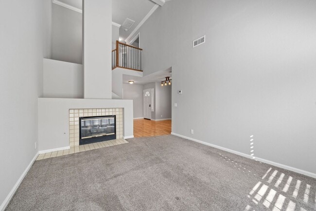 Building Photo - Well Maintained 3 Bedroom Condo in Gated R...