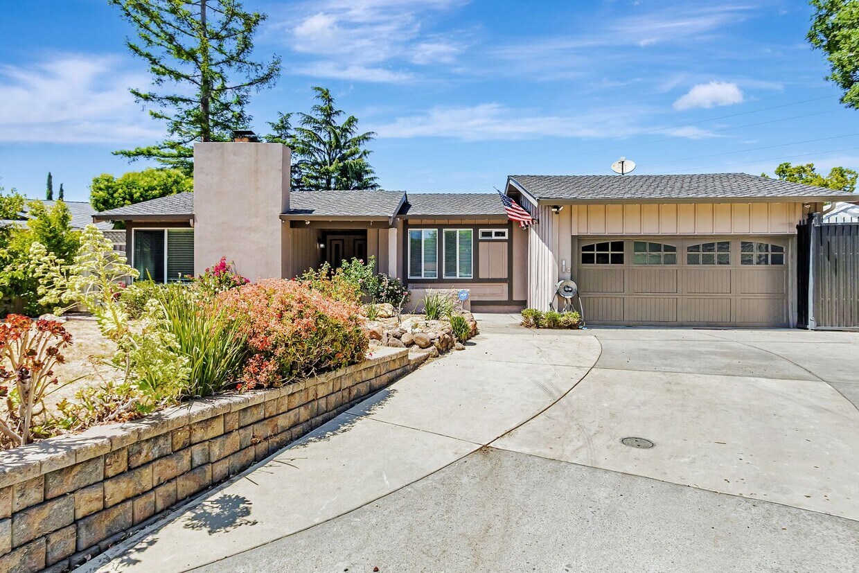 Primary Photo - Saratoga Gem - 4BR Home Open Floor Plan & ...