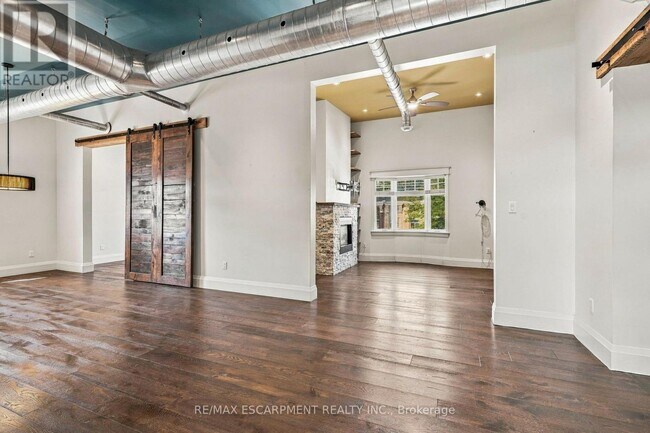 Building Photo - 4 - 172 1/2 JAMES STREET N