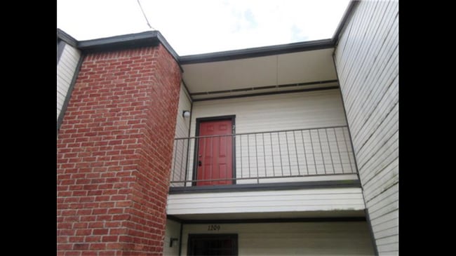 Foto del edificio - Clean and Bright 2 BR 2 BA Condo - Upstairs