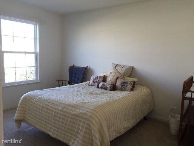 Building Photo - 4 br, 2.5 bath Townhome - 803 Station Blvd