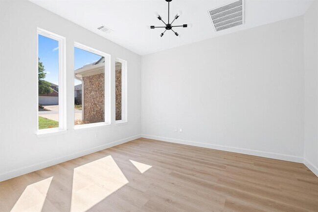 Building Photo - 2111 Speidel Dr