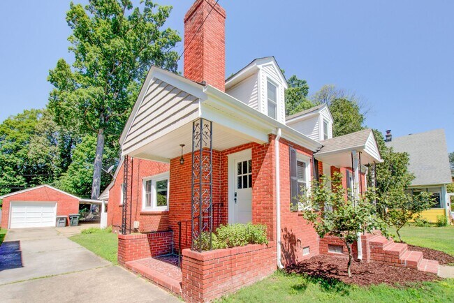 Foto del edificio - Renovated 3 Bedroom, 2 Bath Cape Cod in Ha...