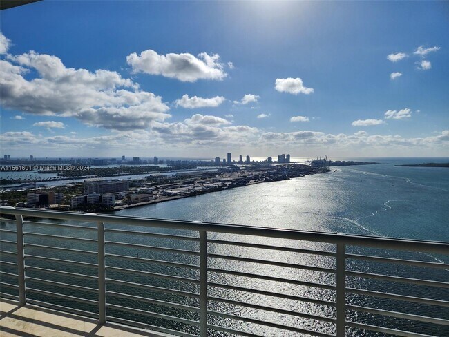 Foto del edificio - 335 S Biscayne Blvd