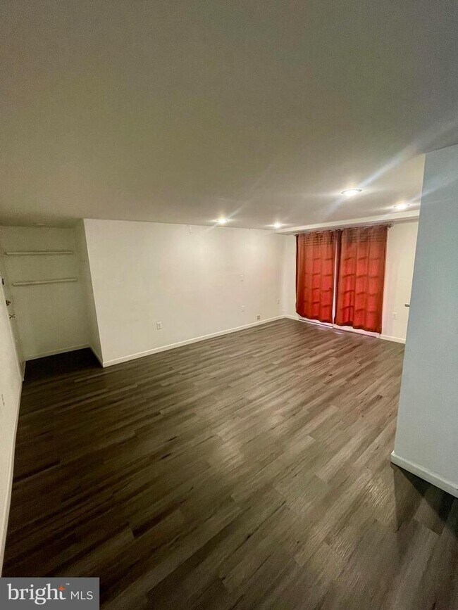 Foto del edificio - 5915 Mayflower Ct