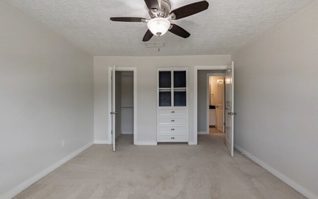 Building Photo - 503 Meadow Knoll Dr