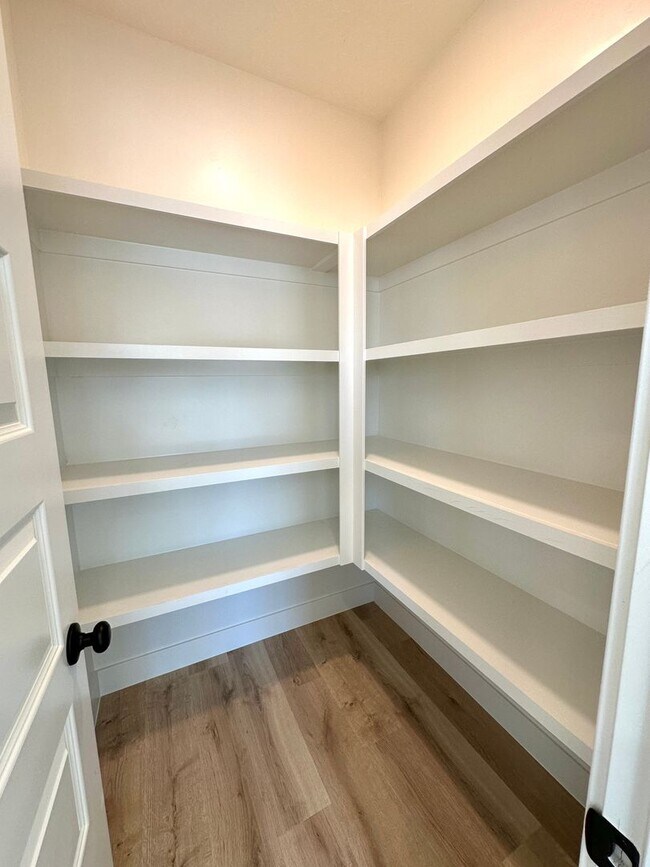 Building Photo - Brand-New Desert Vista Townhome - Pool Access