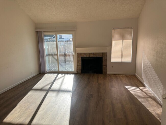 Foto del edificio - 2806 W. CALDWELL AVE. - 2 BEDROOM 1.5 BATH...