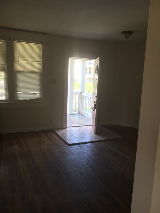 Foto del edificio - Charming Colonial on Corner Lot  in Northside