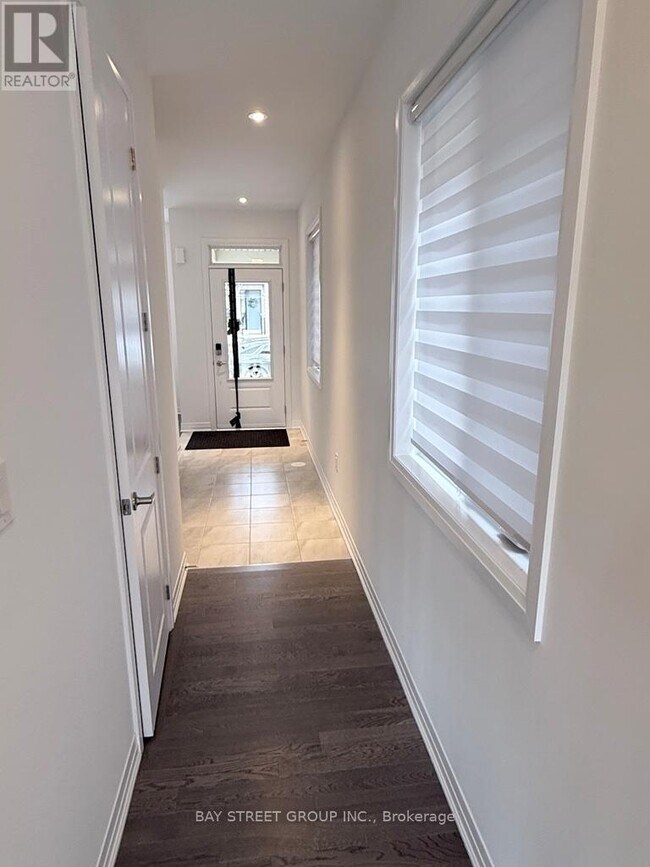 Photo du bâtiment - 3210 Crystal Dr