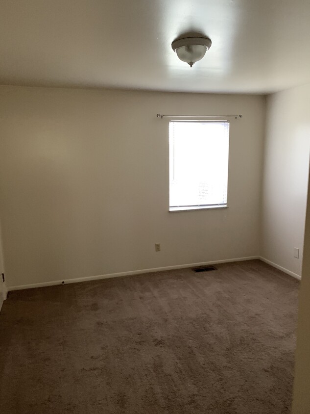 Large Bedrooms w/ lots of storage - 900 Eckhart Ave