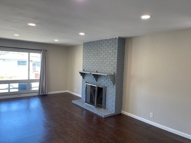 Building Photo - Super updated 4 bedroom 2 bath House Pacifica