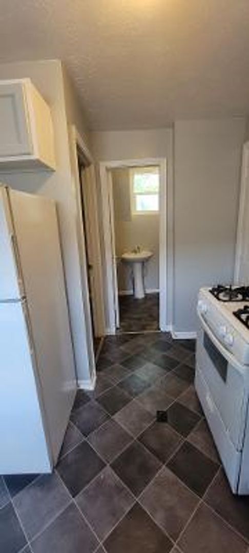 Building Photo - Spacious One Bedroom with ALL Utilities in...