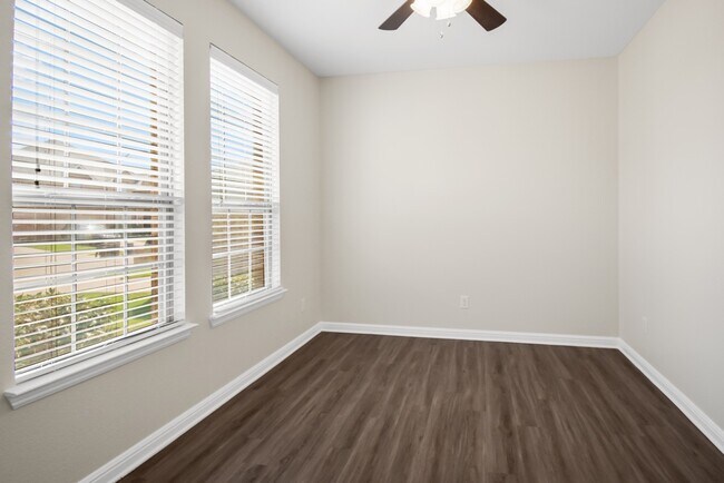 Foto del edificio - 416 Crown Oaks Dr