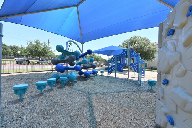 Área de juegos infantiles con sombra la cobertura - Chandler Creek Apartments