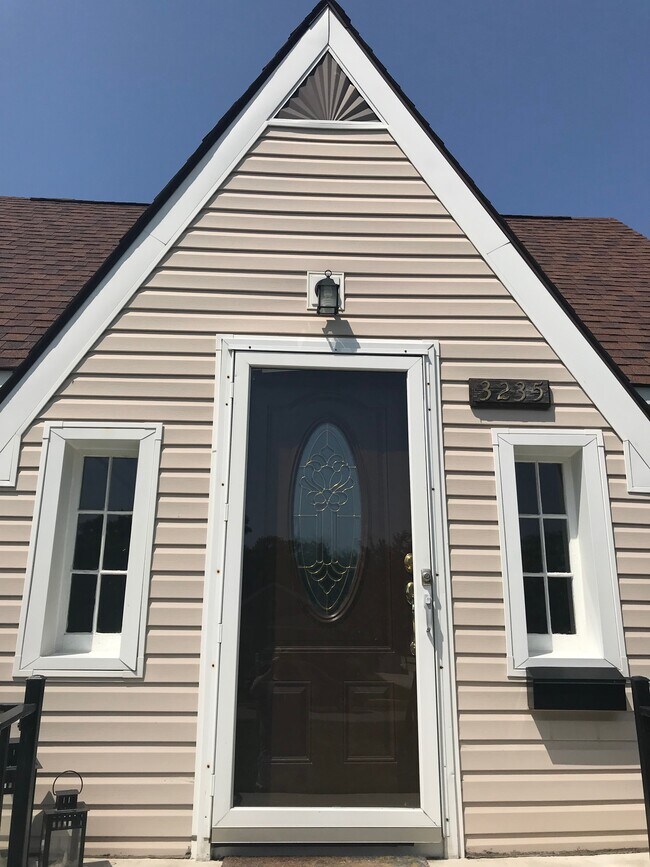 Building Photo - 3235 Prairie Ave