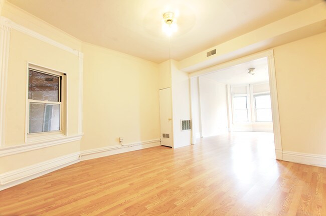 Foto del edificio - 2745 W Division St