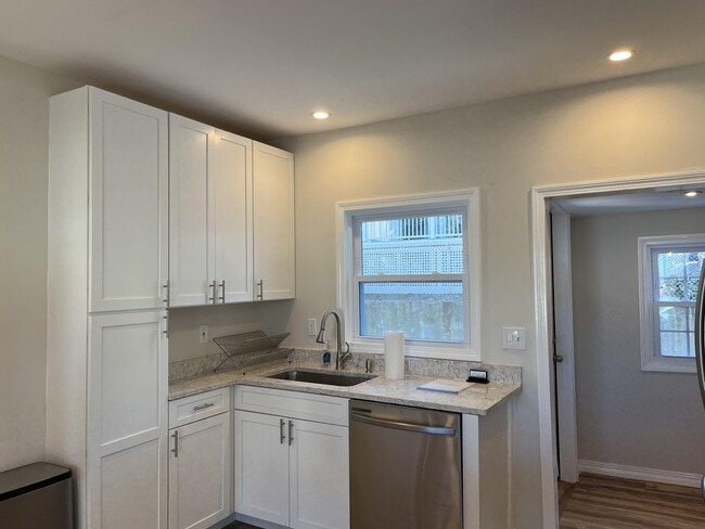 Building Photo - 14 Bennett Pl