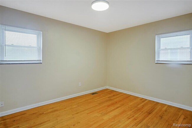 Foto del edificio - 22170 Harding St