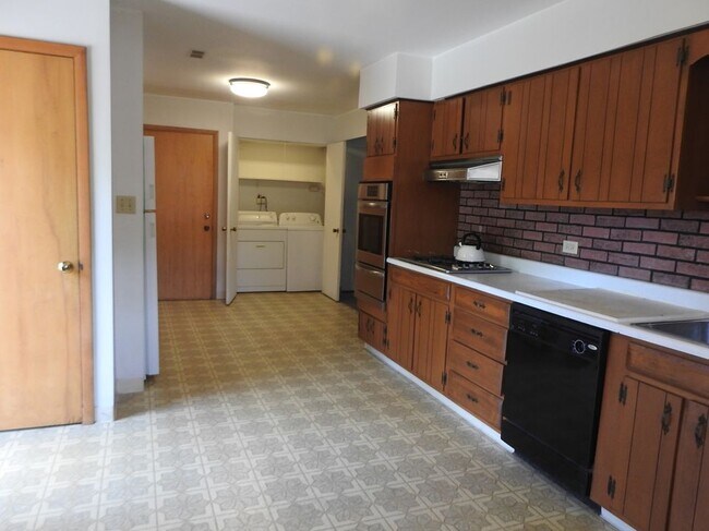 Building Photo - 580 Lucille St