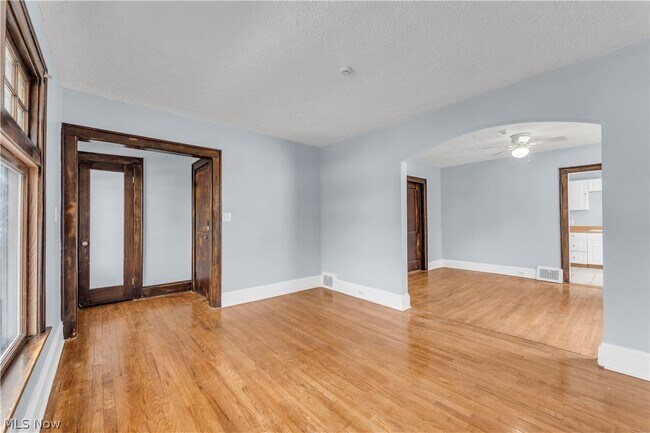 Foto del edificio - 10302 Parkview Ave