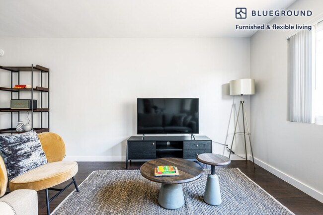 Building Photo - 330 N Crescent Dr