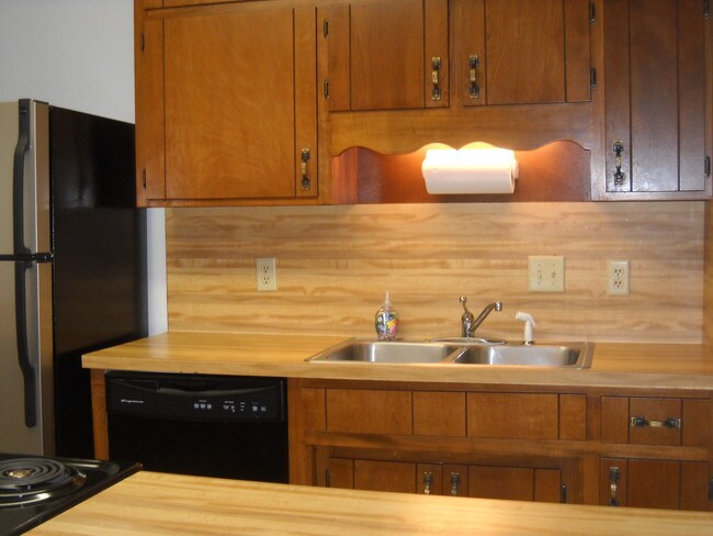 Fully Equipped Kitchen - 3751 Donovan Dr
