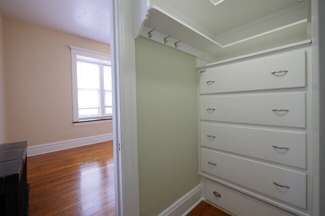 dormitorio con vestidor - 530 W South St