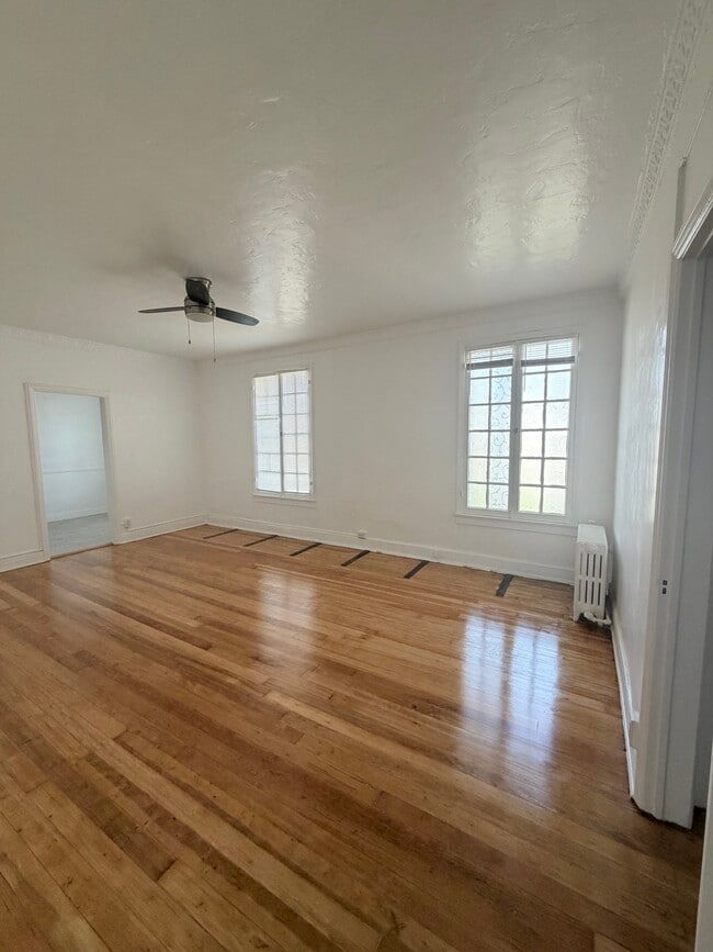 Building Photo - 318 S Kingsley Dr