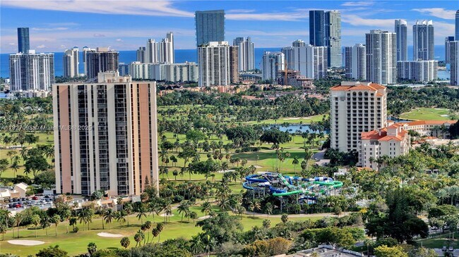 Foto del edificio - 20335 W Country Club Dr