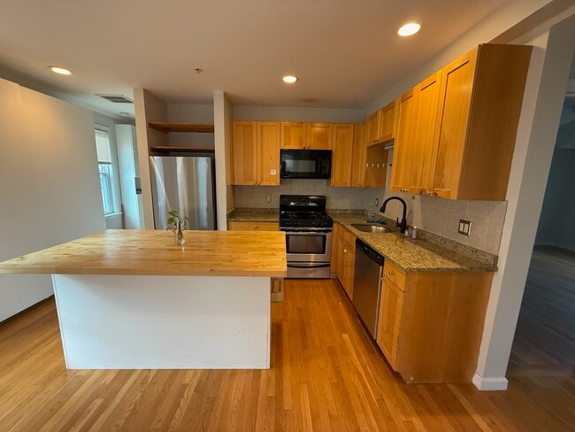 Building Photo - 486 Revere St