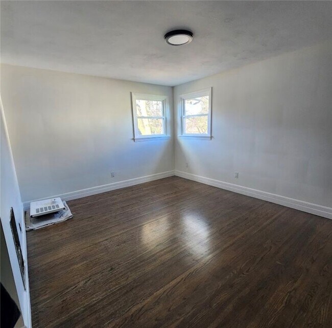 Foto del edificio - 240 Maywood Dr