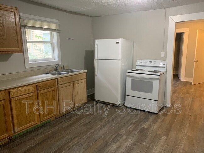 Building Photo - 3725 N Kenwood Ave
